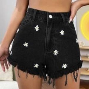 ✨4 for $15✨  SHEIN Black Floral Daisy Embroidery Raw Hem Denim Shorts size 6